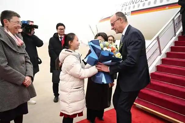 就在刚刚，

德国总理默茨发布声明，

2月25日，德国总理默茨访华抵京时表示：