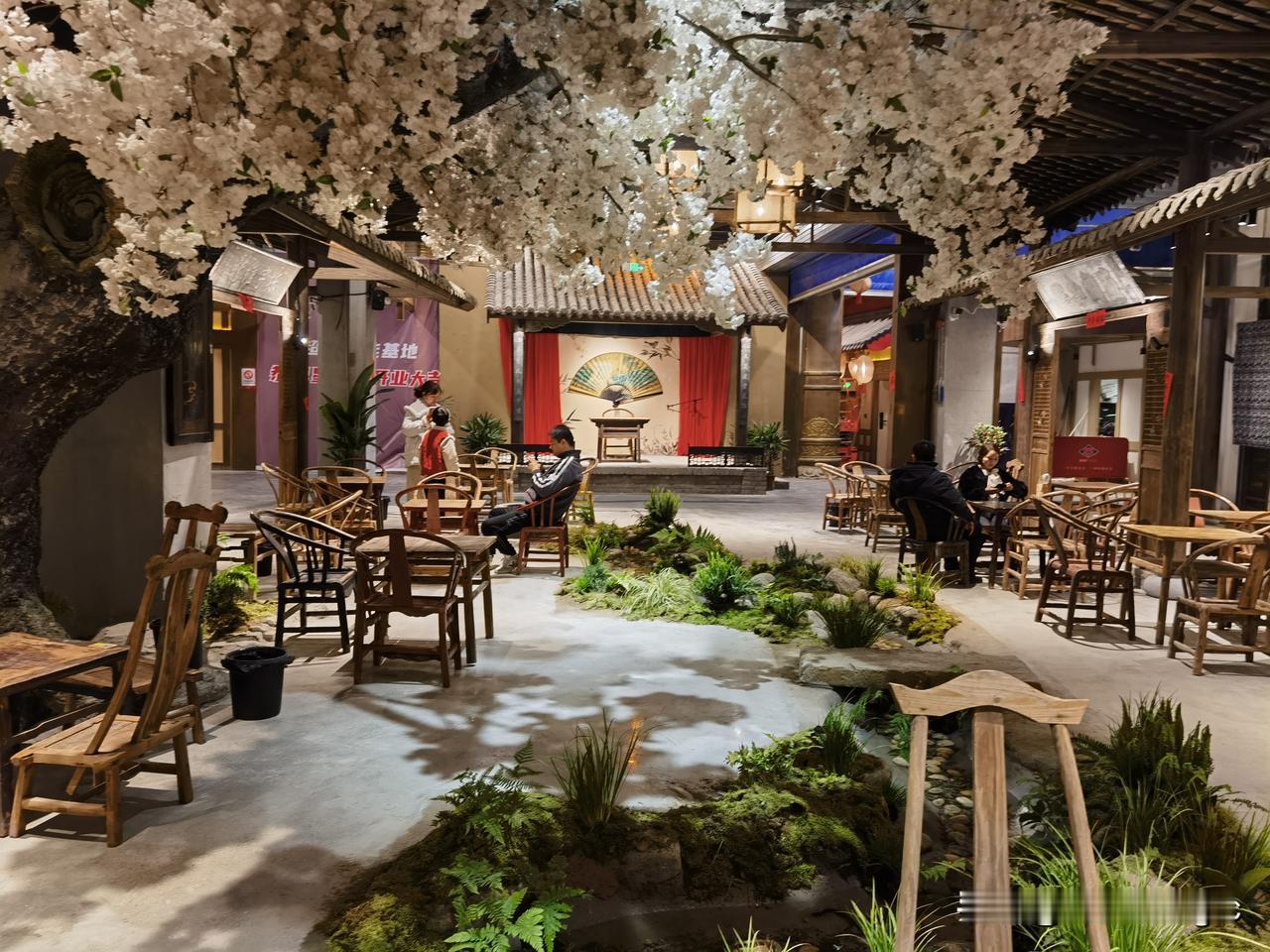 隆冬时节星河里 ，瓜子香茶免费品。
郑州东区宝龙广场星河里休闲广场新近开业，说书