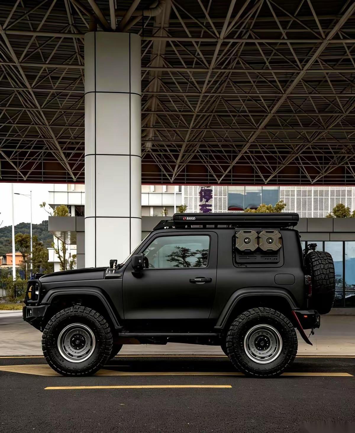 魏建军终于想明白了，看这台被改成剁椒鱼头的坦克300，其实这东西，骨子里就该是这