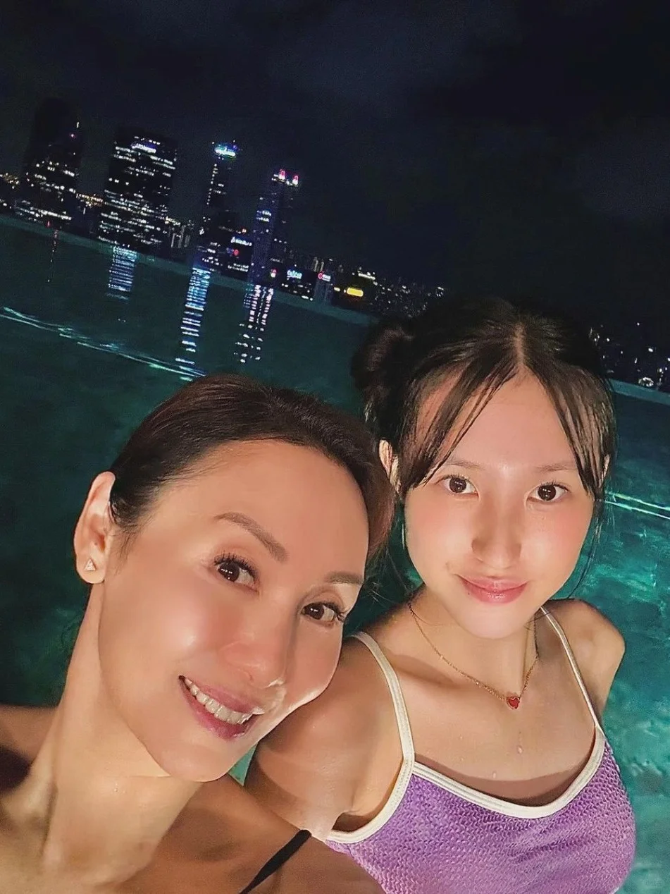 郭可盈和女儿夜泳！无边际泳池看新加坡美景