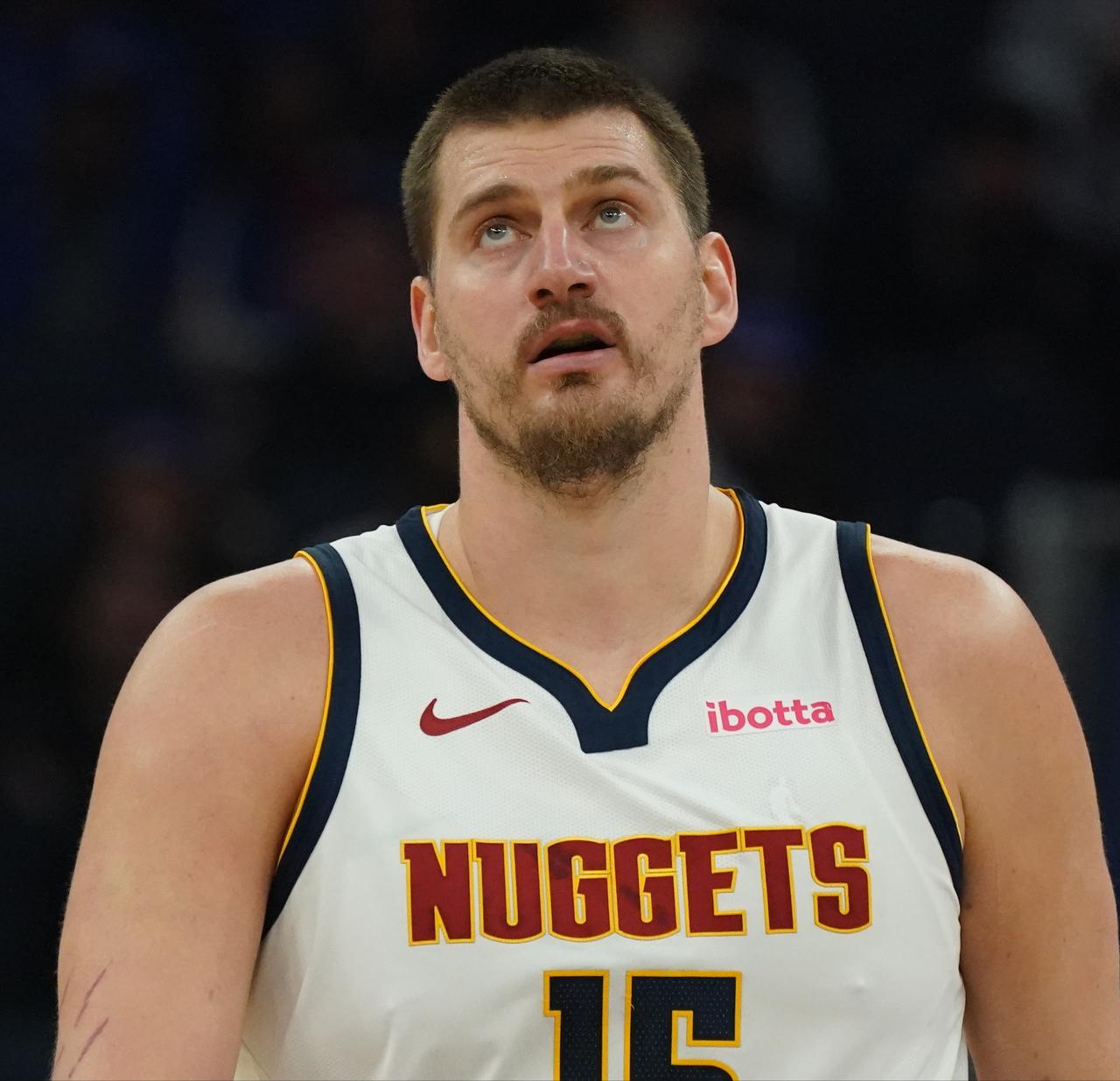 约基奇缺阵：掘金10胜6负
约基奇复出：掘金7胜10负

按照媒体对詹姆斯的标准