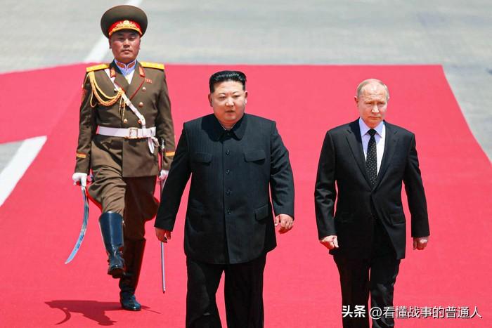 朝鲜最高权力刚刚敲定，金正恩没有按常规按兵不动，而是转身紧紧攥住普京的手腕！平壤