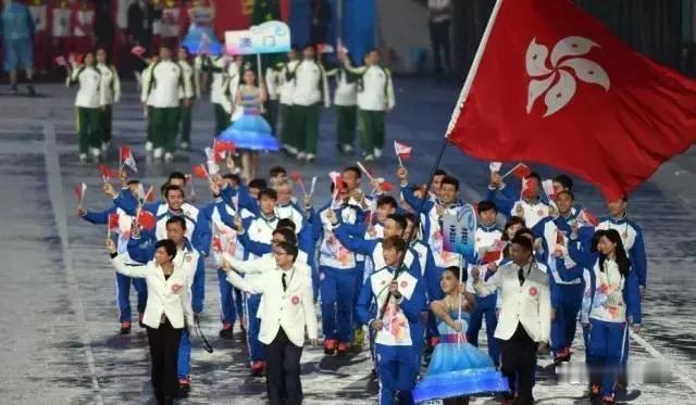 2025全运会赛场上，一个小细节让全网吵翻了——香港队服和直播字幕里的“中国香港