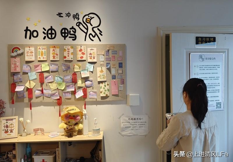 这方小小的书桌，是我独属的宇宙。摊开的稿纸爬满奇思，耳机里的音符织成结界，阳光在