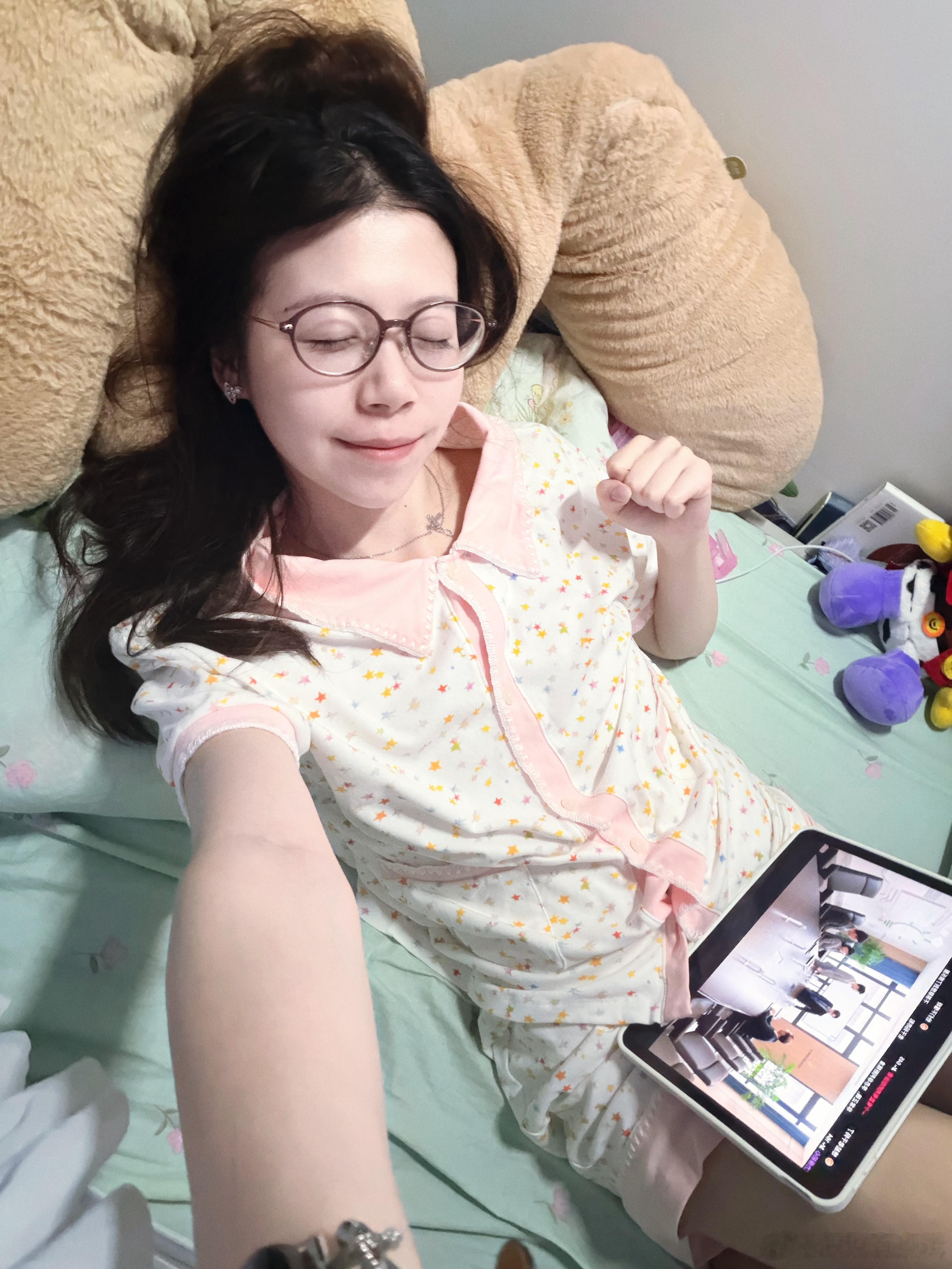 昨天为了迎接新生活去换了美甲 做了睫毛( ̀⌄ ́)这个美甲我做过好多次了猫眼+