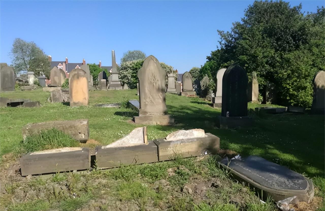 2016年，一位中国留学生在英国某地区的公墓中发现了5块中国100多年前的墓碑，