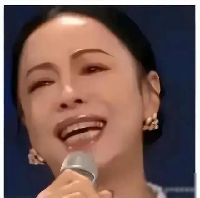 大家知道今晚春晚最成功之人是谁吗？毫无疑问也毫无悬念的是俩人，一个是黄绮珊，一个