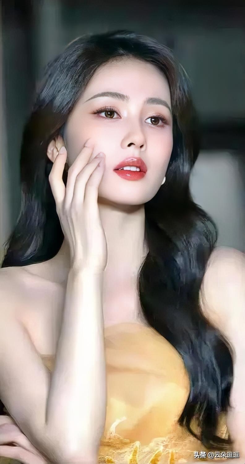 优雅黑发，温柔红唇，复古黄裙，气质满分！💄👗💃怎样穿搭能显示出温柔的女生气