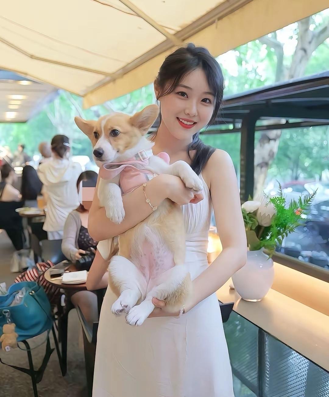 抱着小狗，笑得真甜！