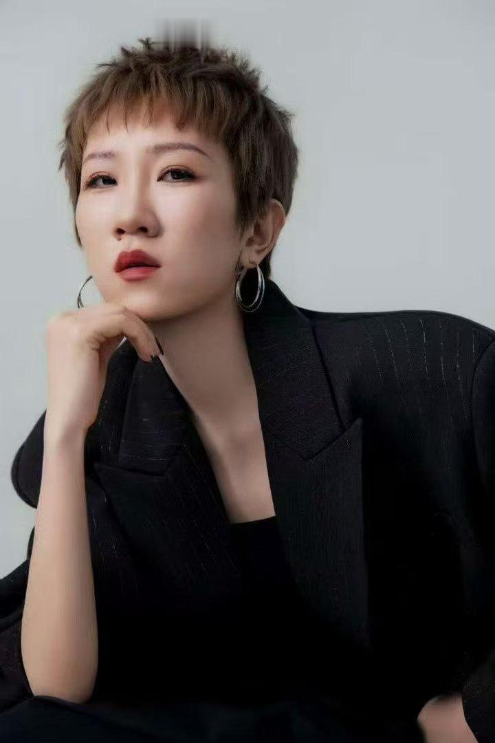 张踩铃盼着加拿大队出局 很少有人把吃醋说得这么风趣，张踩铃吐槽老公沉迷加拿大球赛