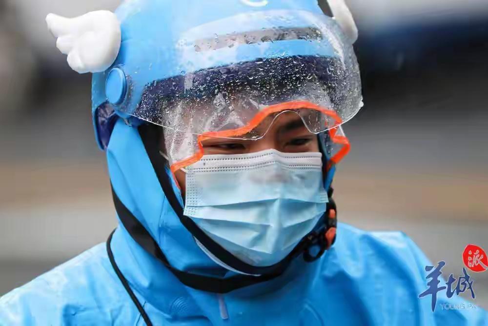 下雨天我通常不会给外卖催单。之前本地连着下了好几天雨，外卖超时的状况明显增多。有