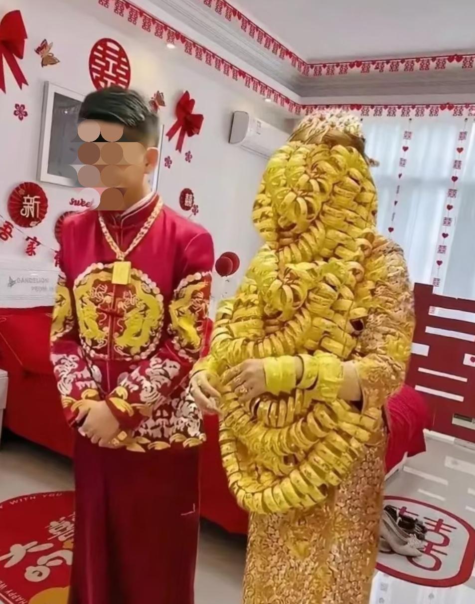 这婚结得够呛的，不能让新郎露脸，新娘已被真金覆盖，怕出安全事故啊。

既然这么高