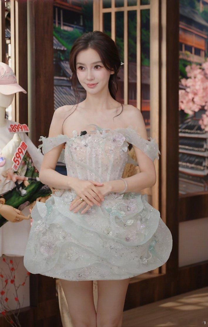 Angelababy今日直播状态像小公主一样