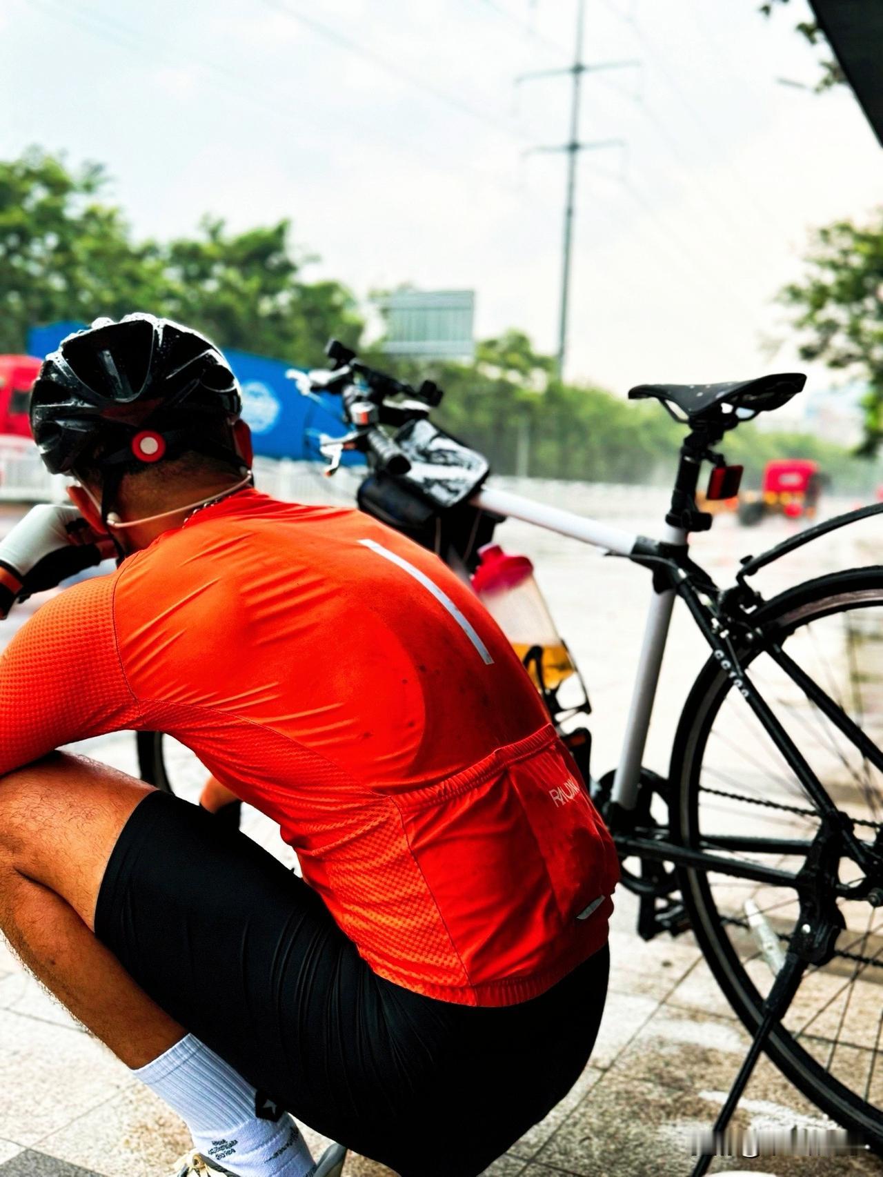 昨日骑行，朱峪路看见两个公路车骑友停路边，着急翻看手机。
“上哪里去呀？”
“阎