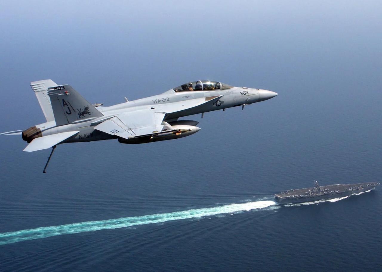 彻底打不动了，美军“F-18”舰载机，一周内两次坠海。据新华社援引美国媒体披露:
