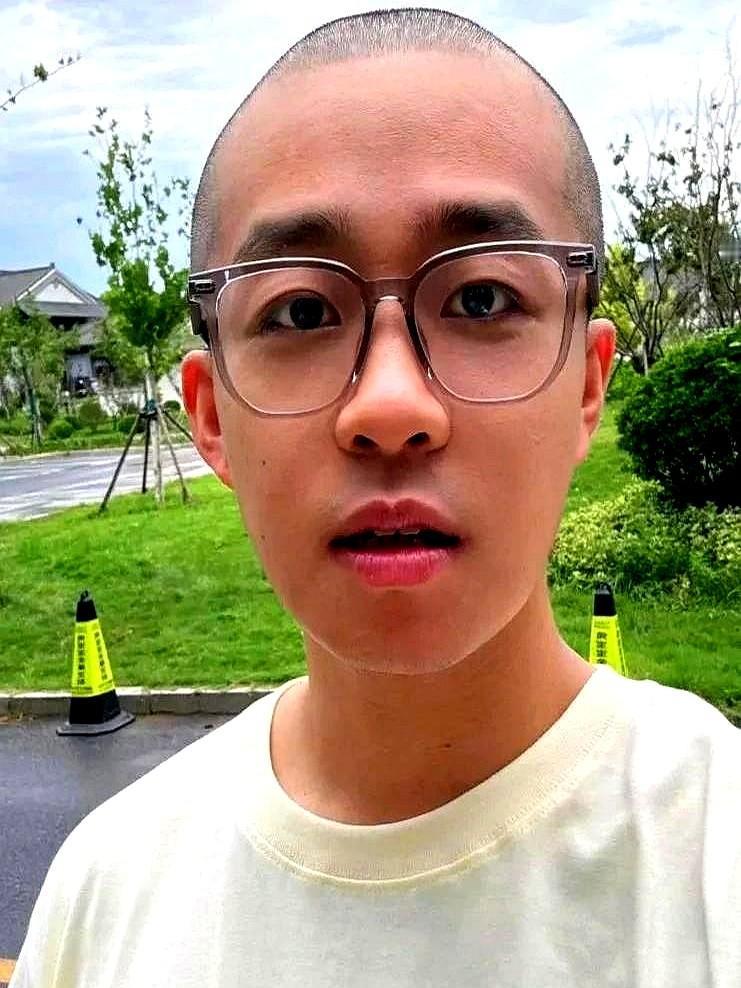 开机照少仨人，郭德纲直接玩悬念。

郭麒麟横店轧戏，张云雷术后静养，郑好直播间冲