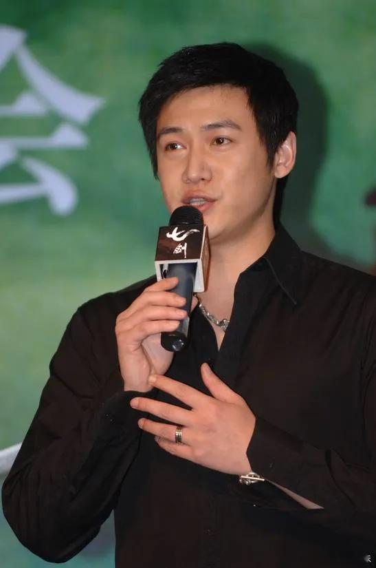 陆毅鲍蕾真的把贝儿养得很好17岁贝儿芭蕾夺冠、温柔懂事，剥虾笨拙却满是纯真。父母