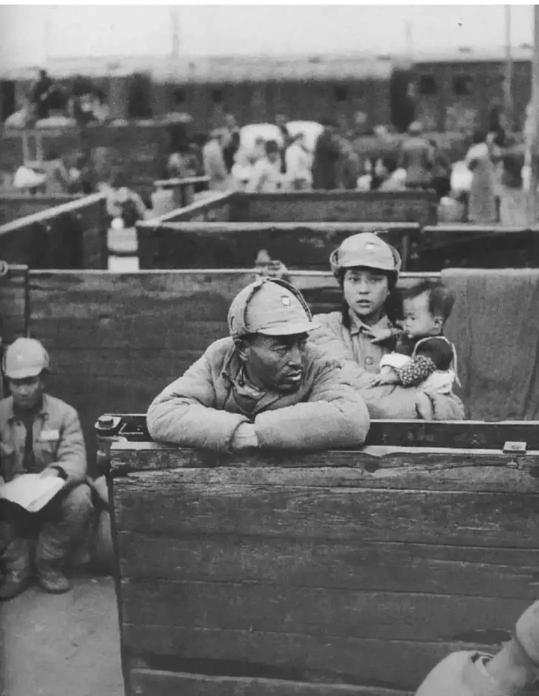 1949年，国民党女士兵抱着孩子前往台湾。 ​​​
