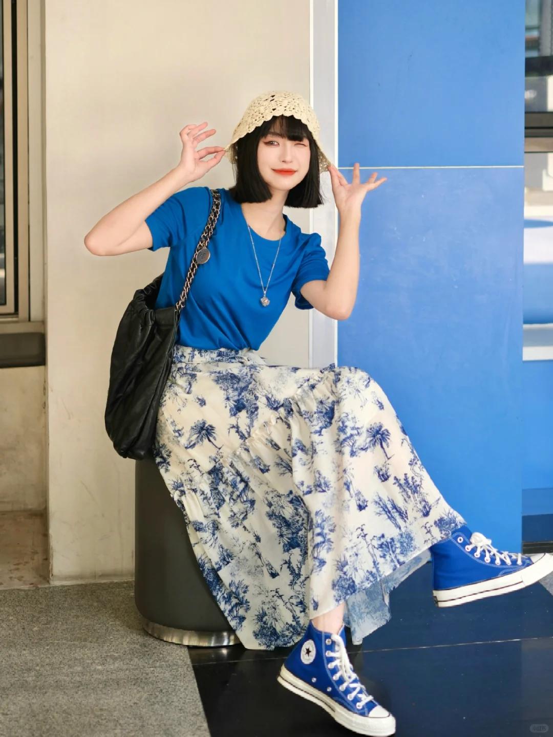 #夏日生活打卡季#🌸宝蓝魅力，碎花轻舞🌸
一抹宝蓝色T恤，如同深海中的神秘宝