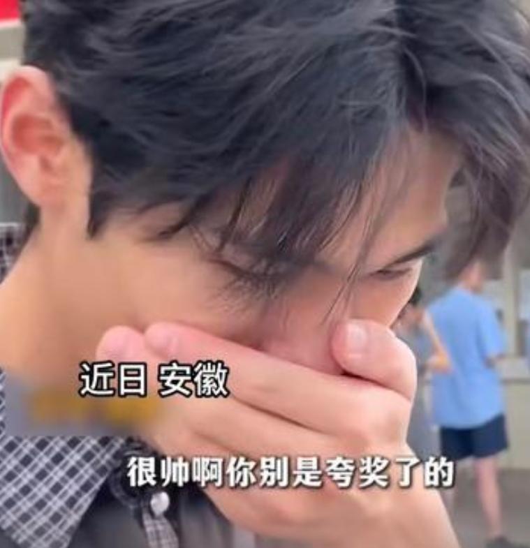 安徽一女子自幼失明，从不知儿子长啥样，路人直夸“你儿子好帅！”盲人妈妈笑得合不拢