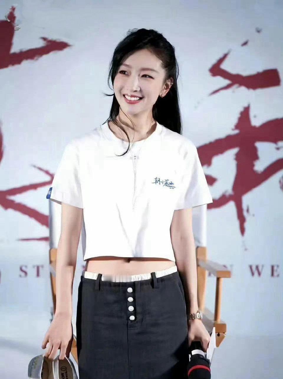 周冬雨终于找到了适合她的穿衣风格
这样穿就对了，青春阳光少女
在娱乐圈论漂亮周冬