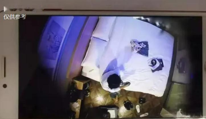 一男子见女邻居身材哇塞，长相清秀，按耐不住心中邪火，在自己门前安装监控，女邻居多