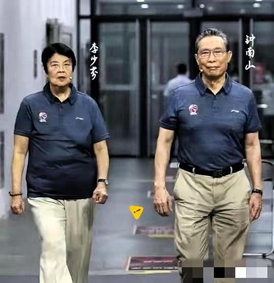 快过90岁生日的钟南山和妻子一同现身活动，一位是德高望重的医学泰斗，一位是曾经的