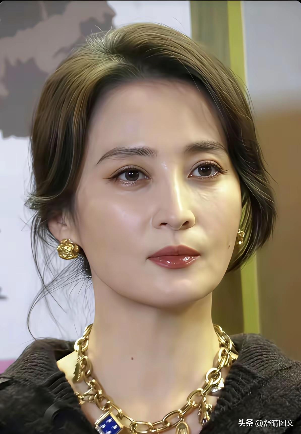 网友都说蒋勤勤脸长得刻薄，
我觉得蒋勤勤一心一意相夫教子能有什么错呢？
是陈建斌