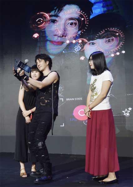 科技展示层面：机器人搭载17+自由度动态平衡系统，动作响应精度达毫米级，8毫秒超