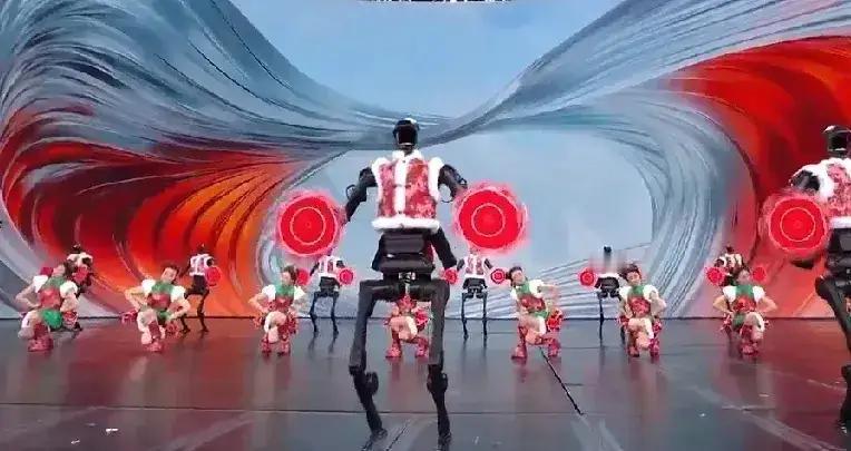 还记得去年蛇年春晚宇树科技的H1机器人吗？

一年不见，机器人都进化了。

去年