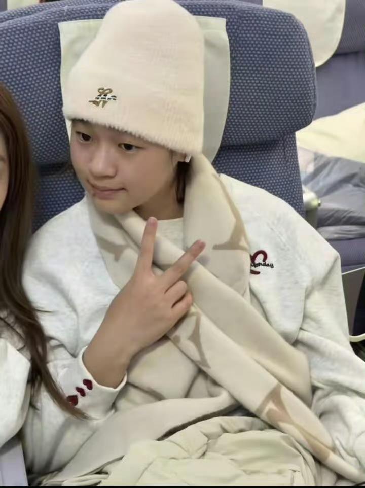 偶遇全红婵，是在三万英尺高空的返程航班上。

小姑娘窝在经济舱座位里，穿着简单的