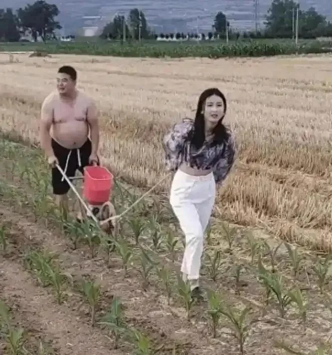 长这么漂亮，还去干农活，何必守在村里呢？ 