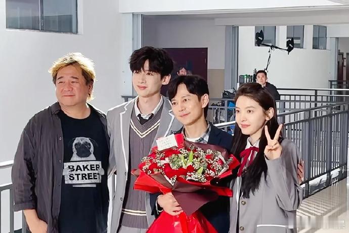 何炅白敬亭章若楠难哄合照  何炅白敬亭章若楠难哄杀青合影 谁能想到何炅、白敬亭、