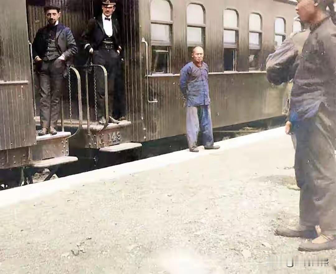 东北通铁车的历史还是比较早的，而且是最早形成铁路网的，照片中的景象应该是拍摄在晚