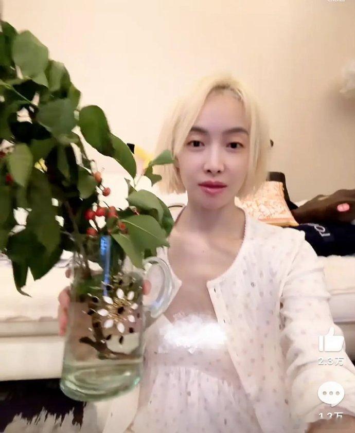 宋茜现在长这样，这发色一点都不适合她真的。 