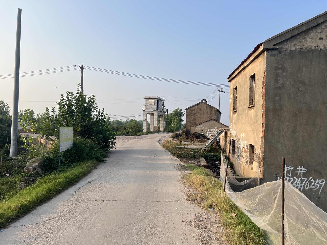 曾经依稀可辨的乡村肌理，终将湮灭于时间的长河，正如每一个曾经鲜活过的生命个体——