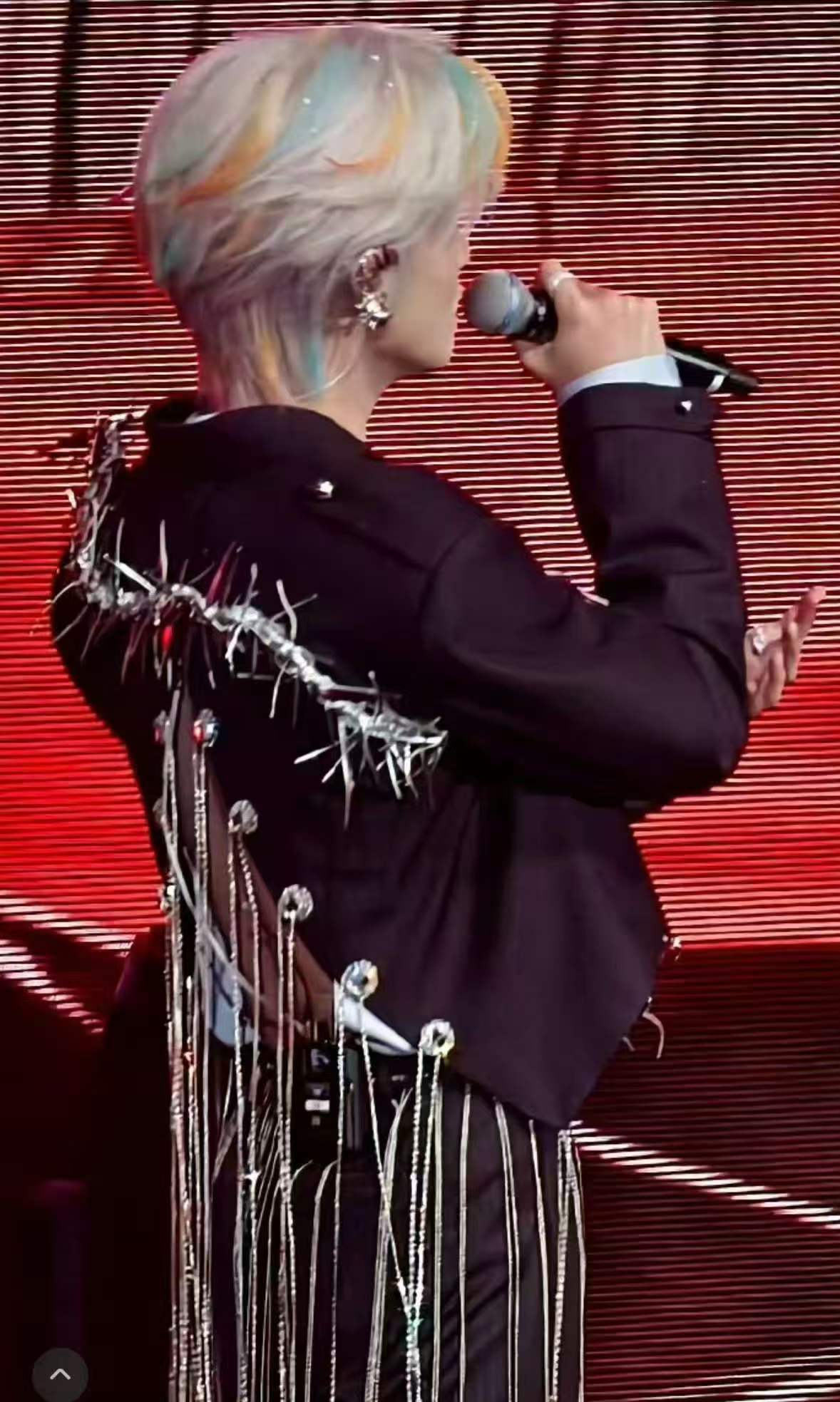 云旗倒V开背荆棘西装 云旗这套太会了！倒V开背设计露线条撩人心扉，荆棘元素+银色