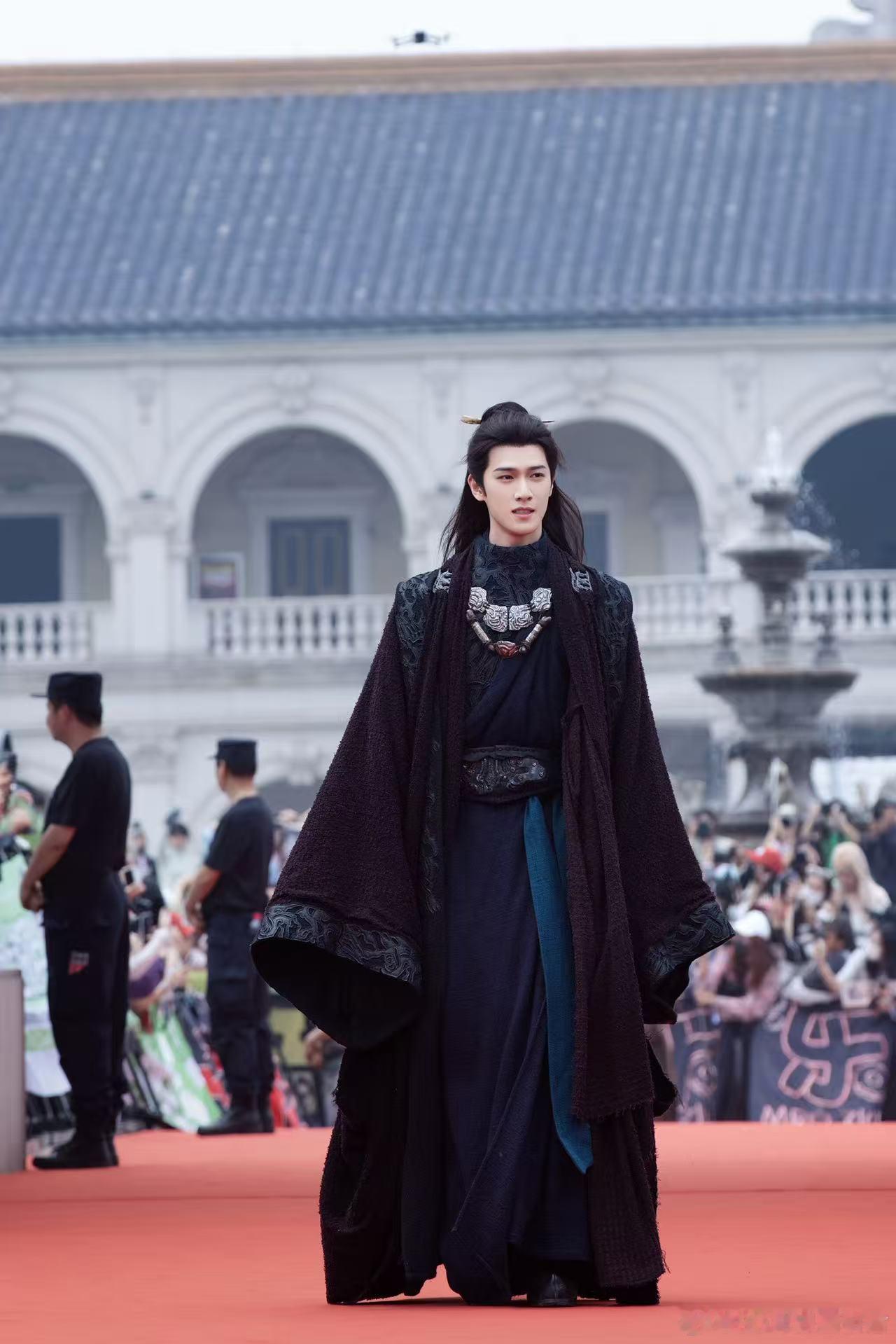 李昀锐打戏给到夯李昀锐打戏 美而狠冰湖突围与雪中血战的场面张力拉满，李昀锐出招利