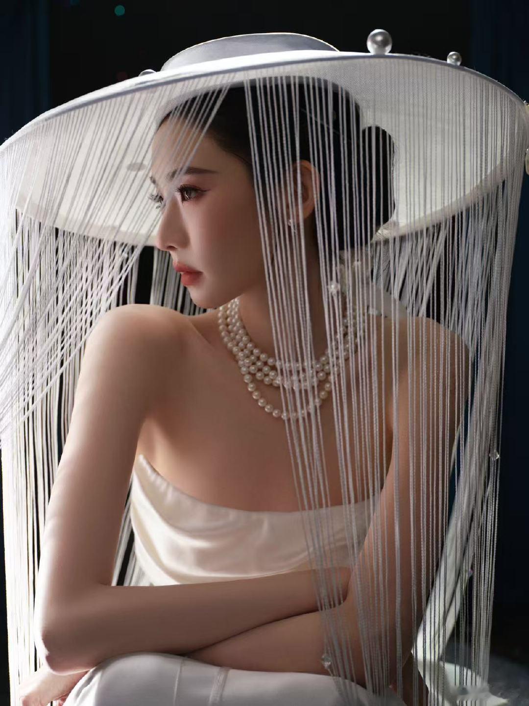 张艺凡抹胸流苏白裙张艺凡珍珠名伶张艺凡微博之夜出图，抹胸流苏白裙盘靓条顺 