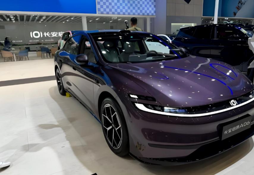 救命！长安启源 A06 这颜值直接戳我心巴🥹家人们！逛车展被长安启源 A06 