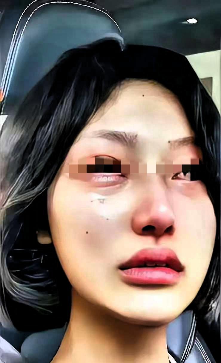 河南周口乡镇一场婚礼在接亲环节彻底搁置。新郎李浩面对女方临时提出一万八上车礼的要