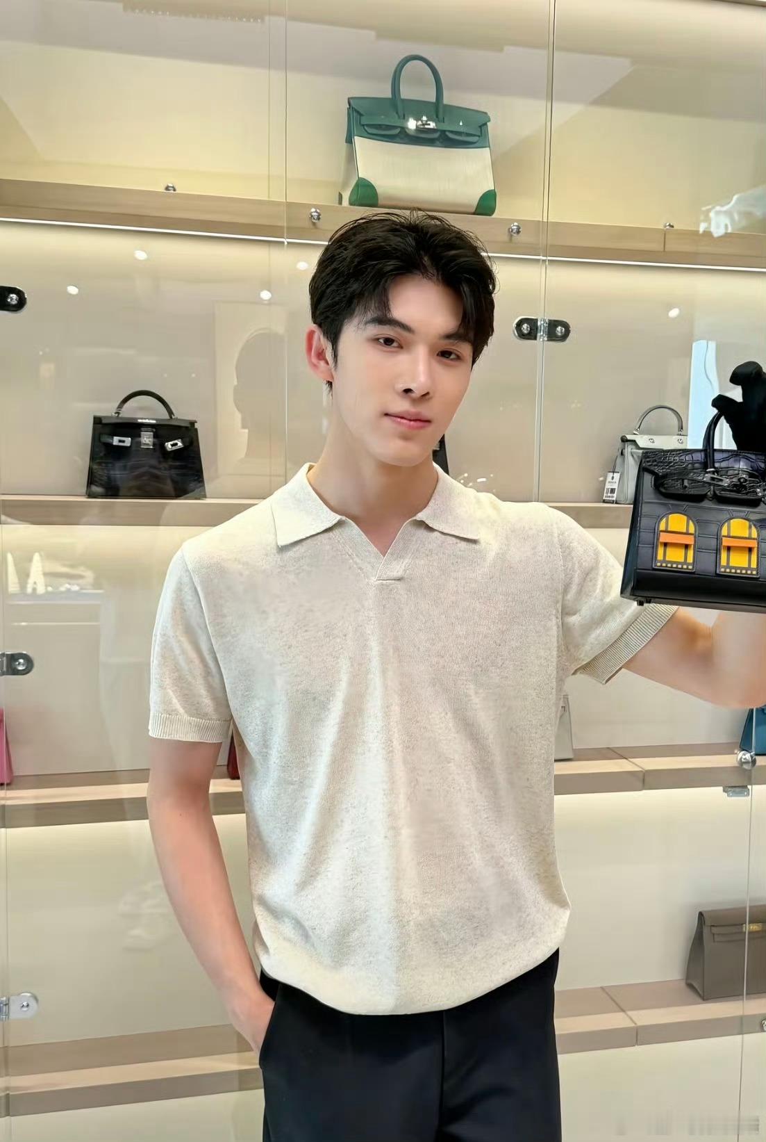 宋浩然整成李佳琦了别说还真别说还真有点像 