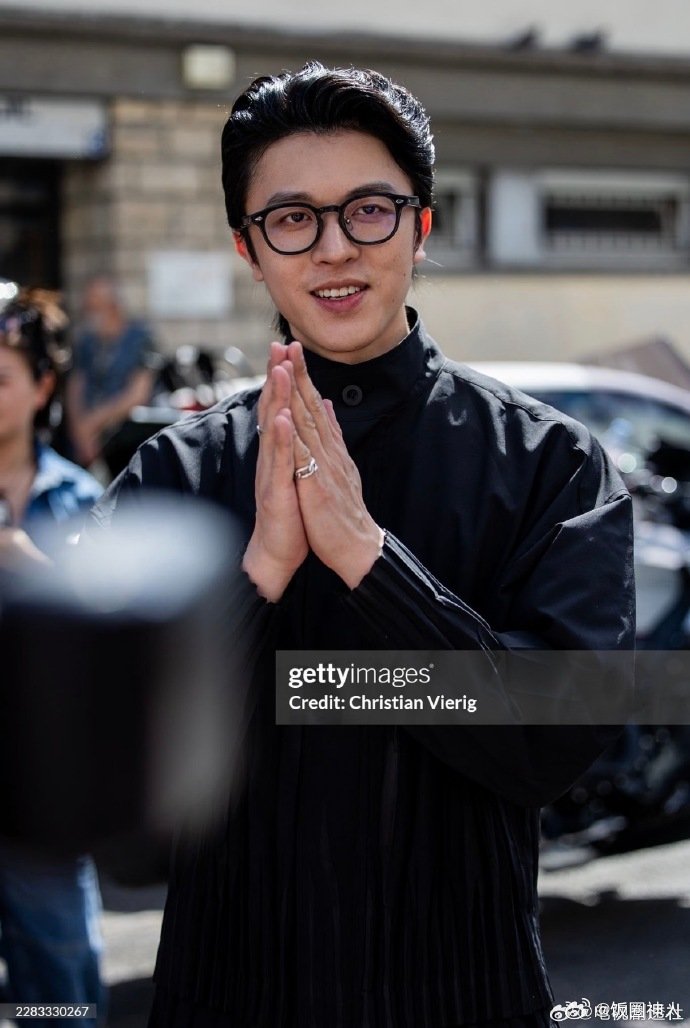 幸卓辉G社生图 G社拍的幸卓辉巴黎时装周全黑造型搭配黑框眼镜，禁欲气质拉满，妥妥