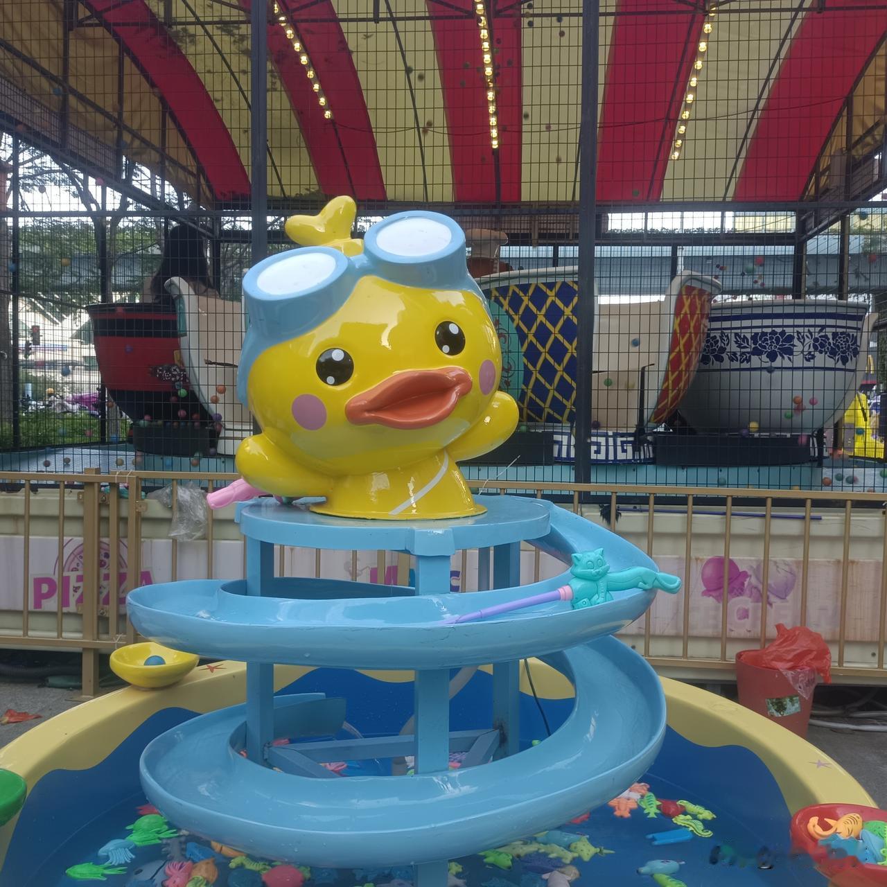 发现没，这些开在商场边上的儿童游乐设施真的好赚钱，每天都有络绎不绝的小朋友来这里