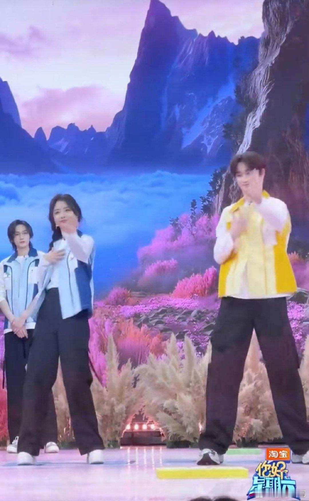 丁程鑫 谭松韵丁程鑫cha越南鼓卡点舞你好星期六这波同框跳舞直接封神！小丁跳舞干