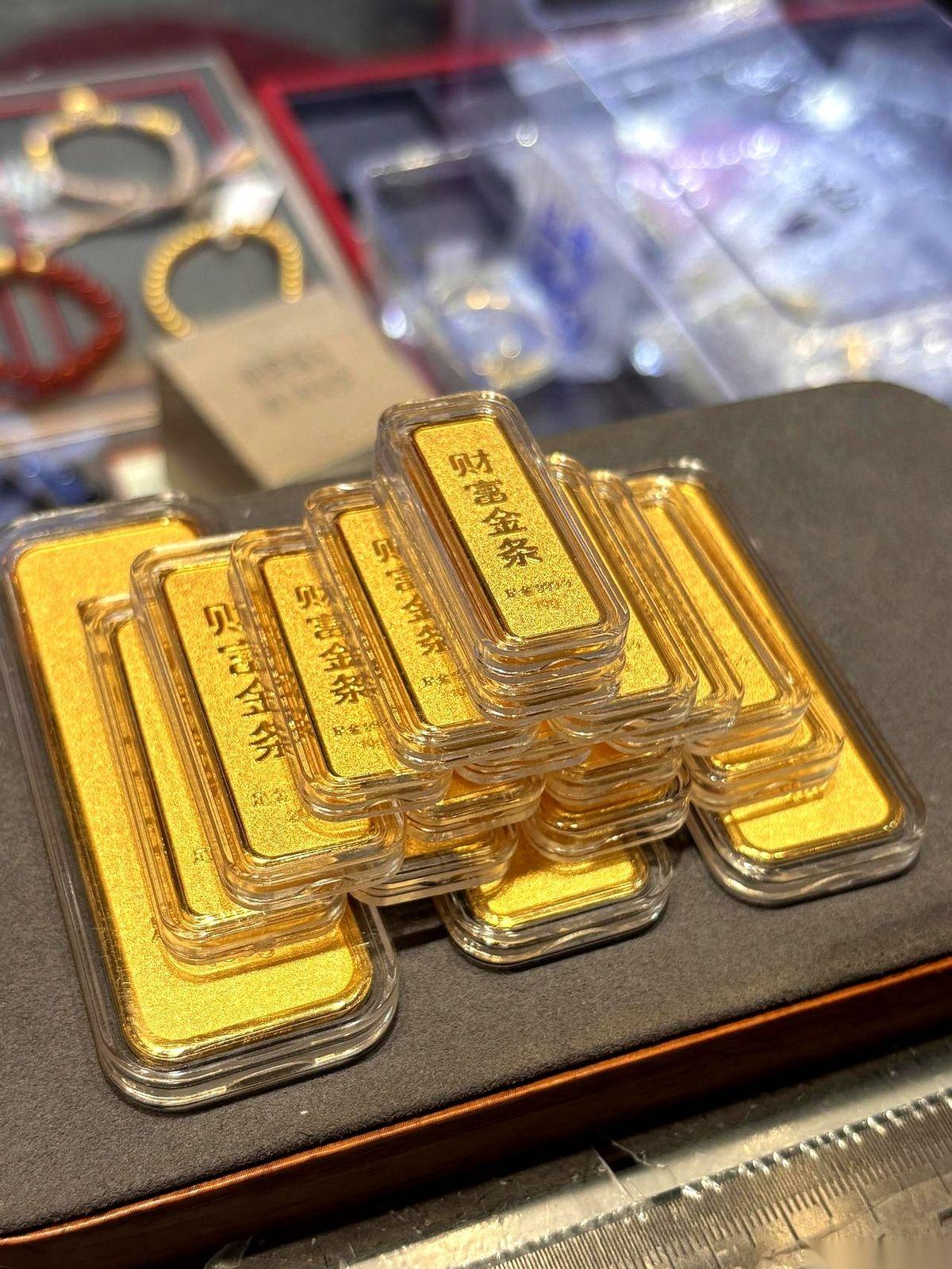 好家伙，今天这黄金，是坐了趟垂直电梯吧？
直接从四位数，给你干回了三位数。
一帮