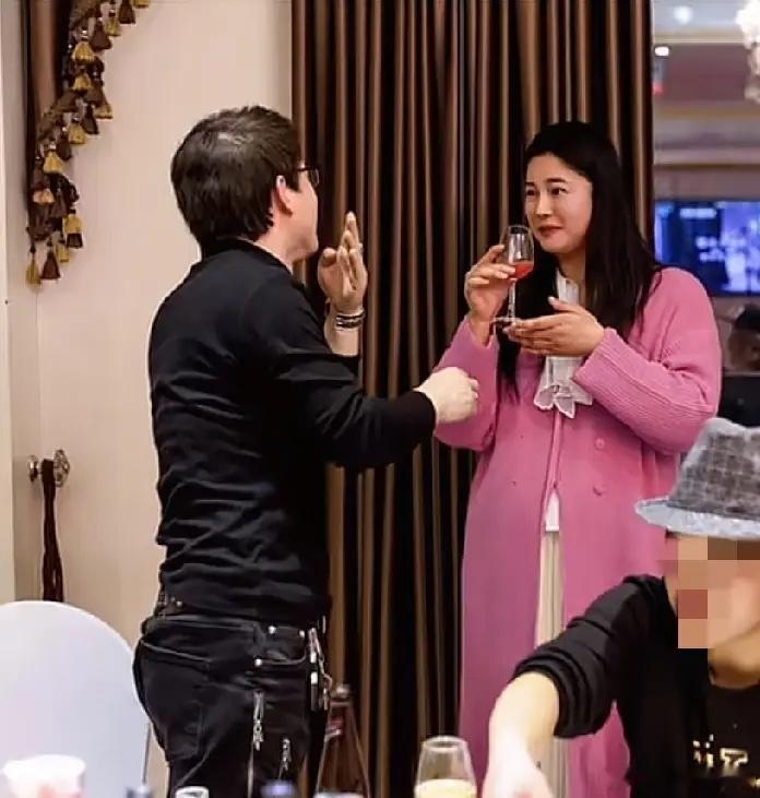 模特于娜和小12岁老公的合照，说实话两人站一起差距挺大的，于娜比她老公高不少。 