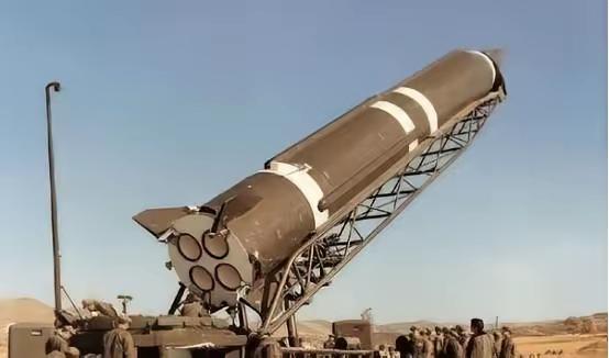 一口气花35亿买东风导弹，又砸150亿请中国驻军，付款极其爽快。谁能想到，在战火