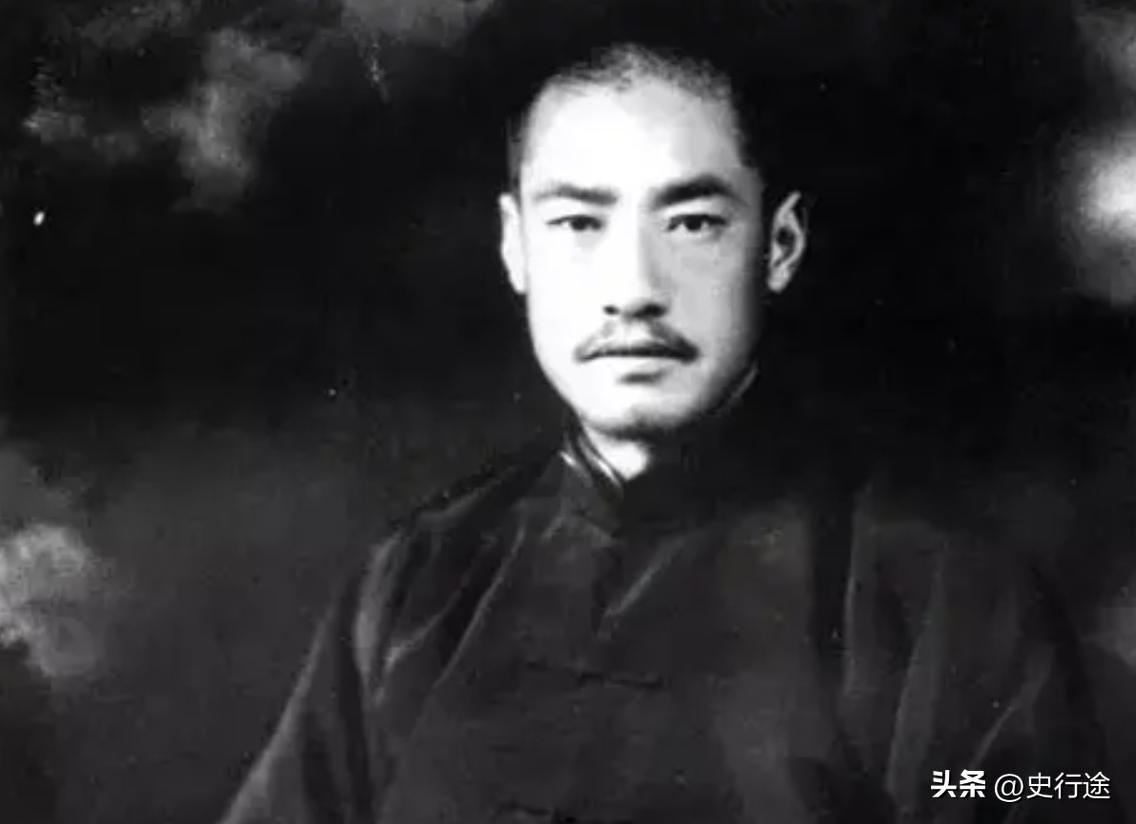 1949年，马步芳包了3架飞机，带着200多名家眷前往沙特。出发前，他得意地说：