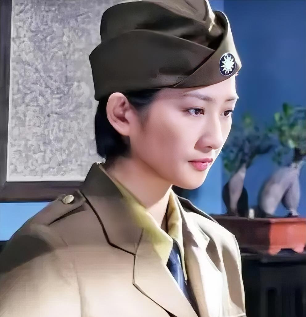 1938年，41岁戴笠借口加班，把秘书余淑衡，带到了卧房，戴笠递给她一杯咖啡：“